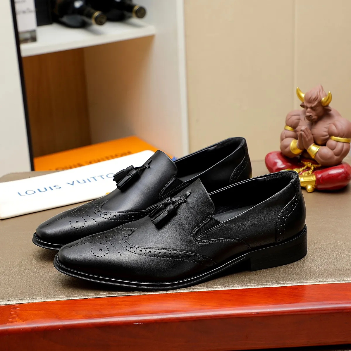 Men's shoes 💰560 💰 Louis Vuitton LV ® Autumn and Winter 🆕 models 🔛Full shoe counter First layer cowhide, 🐂Leather lined casual shoes for men, super soft outsole, a must-have for driving. Counter synchronization Original first layer cowhide Completely 1:1 mold customization 🌹Top version, 2 colors available! Number: 38-45 (37.46. Customized)